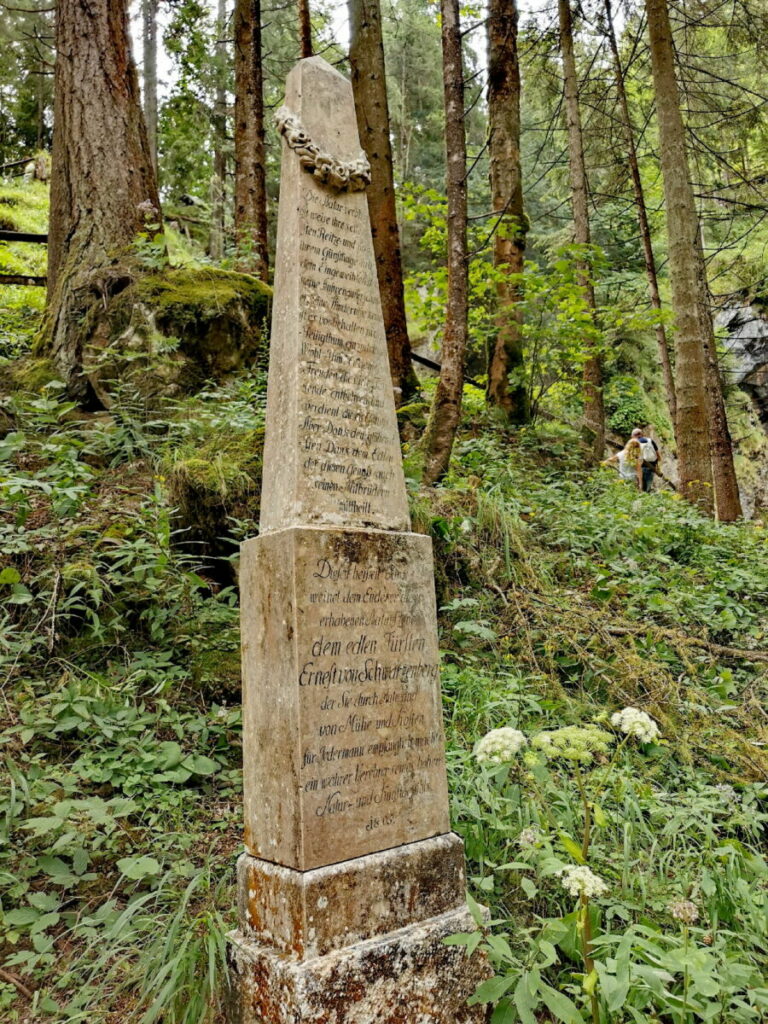 Das Gollinger Wasserfall Denkmal zu Ehren Ernest Fürst von Schwarzenberg