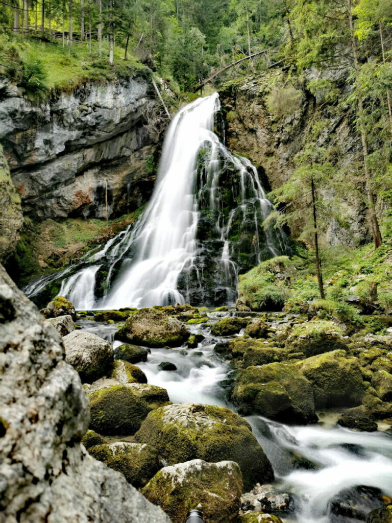 Der Gollinger Wasserfall - riesig und romantisch mit den moosbewachsenen Steinen