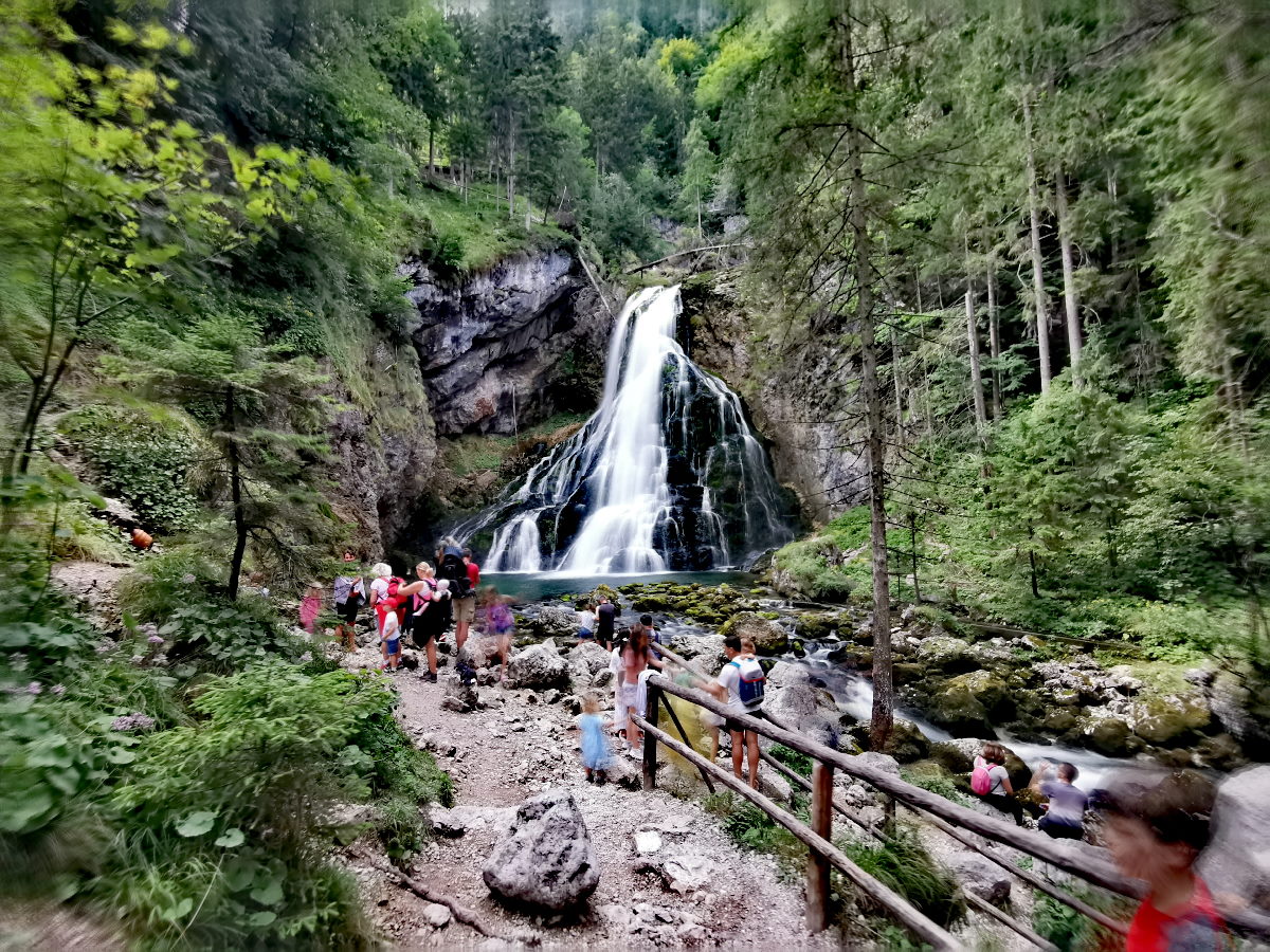 Bild eines Wanderers, der den Gollinger Wasserfall in Salzburg durchquert